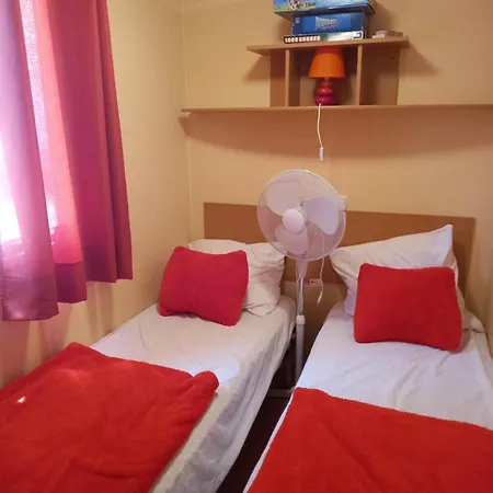 Mobil Climatise Avec Terrasse Dans L'escale, Calme, A 20 Mn A Pied De La 캠프장 *