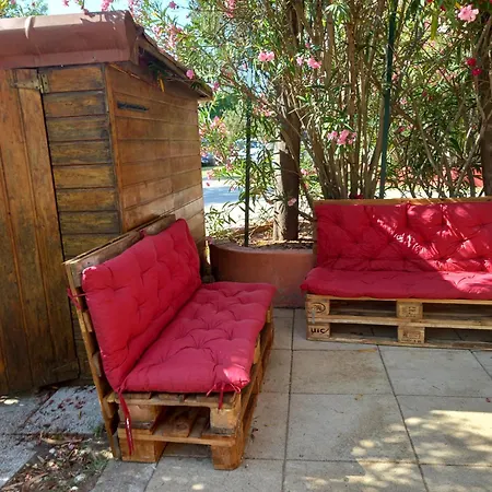 Mobil Climatise Avec Terrasse Dans L'escale, Calme, A 20 Mn A Pied De La 캠프장 아그