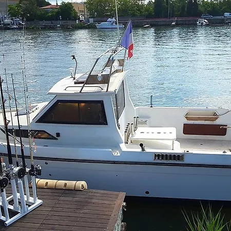 Mobil Climatise Avec Terrasse Dans L'escale, Calme, A 20 Mn A Pied De La 캠프장 아그