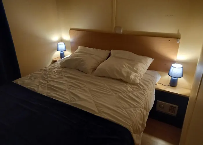 Mobil Climatise Avec Terrasse Dans L'escale, Calme, A 20 Mn A Pied De La Кемпинг Агд