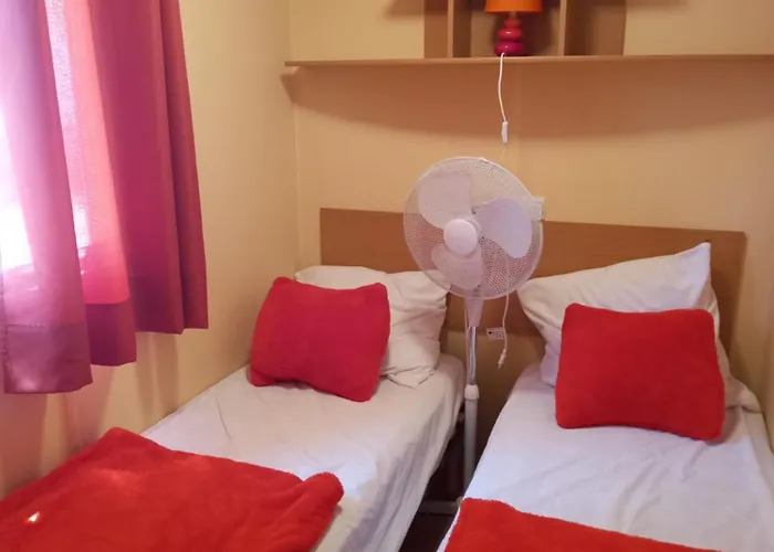 Mobil Climatise Avec Terrasse Dans L'escale, Calme, A 20 Mn A Pied De La Кемпинг *