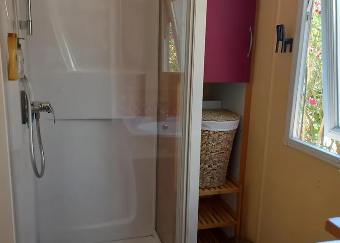 Mobil Climatise Avec Terrasse Dans L'escale, Calme, A 20 Mn A Pied De La Кемпинг Агд